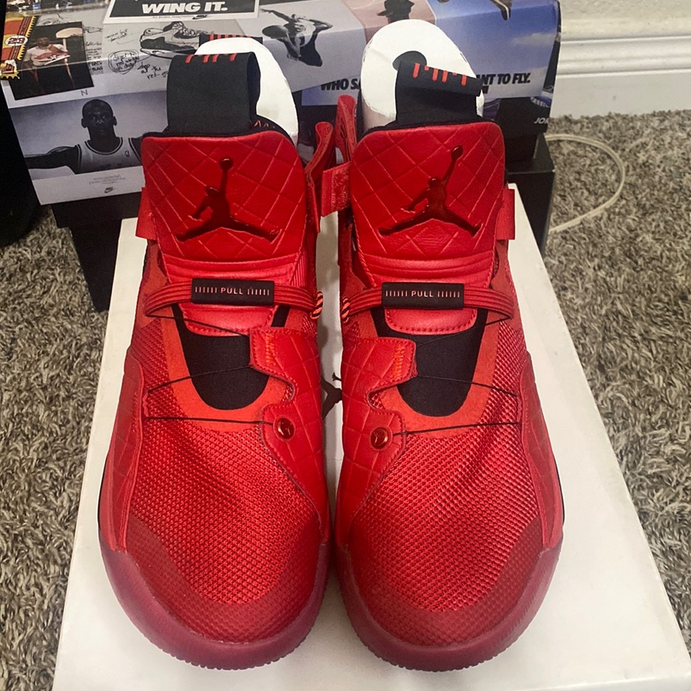 Air Jordan 33’ University Red
